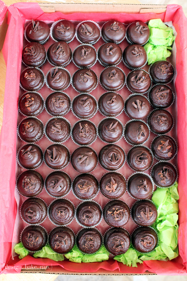 Mini Chocolate Cupcakes with Chocolate Ganache Frosting via design. bake. run.