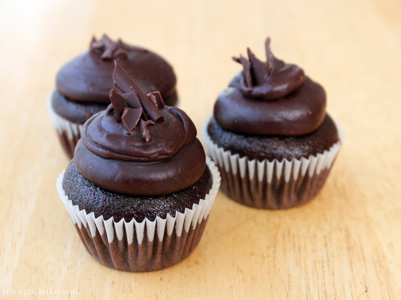 Mini Eggless Chocolate Cupcakes with Chocolate Ganache via design. bake. run.