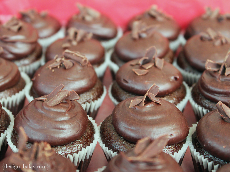 Mini Chocolate Cupcakes with Chocolate Ganache Frosting via design. bake. run.