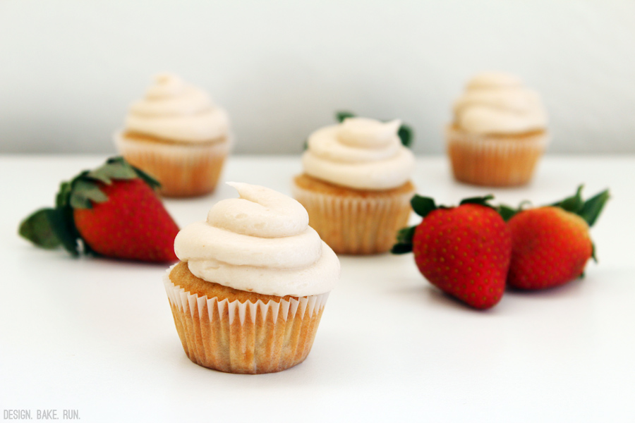 Strawberry-Banana Mini Cupcakes with Strawberry Frosting via design. bake. run.