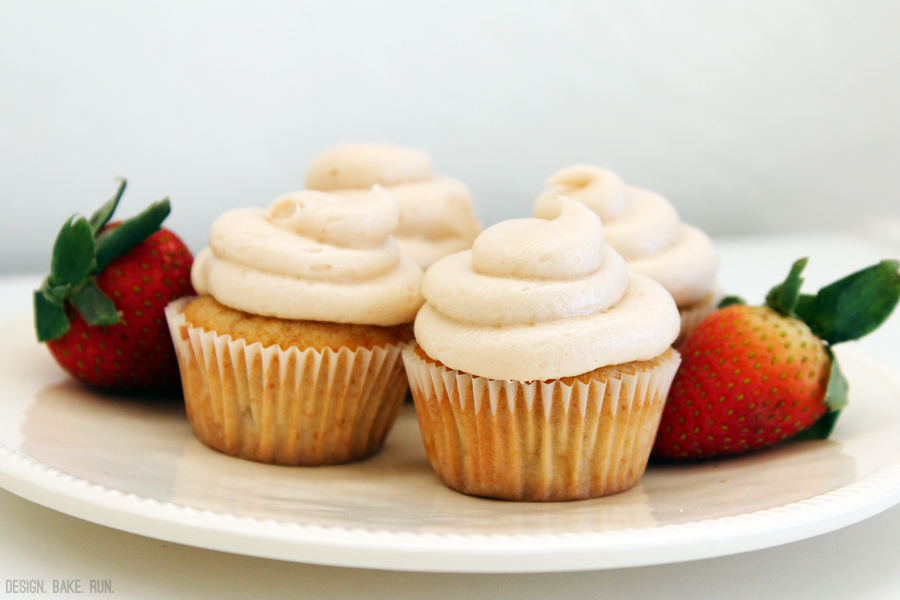 Strawberry-Banana Cupcakes with Strawberry Buttercream Frosting via design. bake. run.