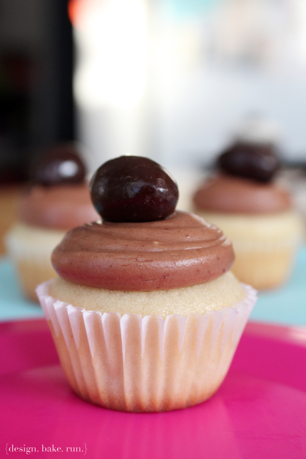 Mini Eggless Vanilla Cupcakes with Chocolate Buttercream via design. bake. run.